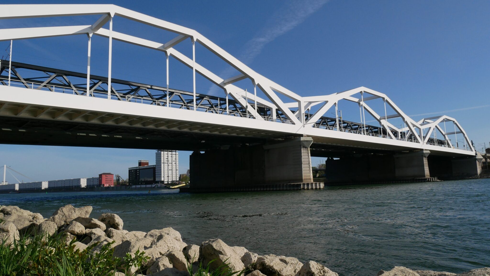 Die Konrad Adenauer Brücke zwischen MA und LU